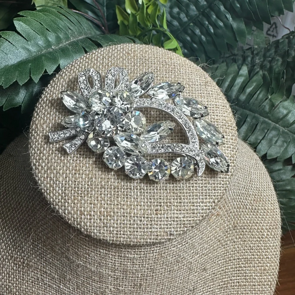 Elegant vintage Eisenberg Ice floral motif Brooch in Silver